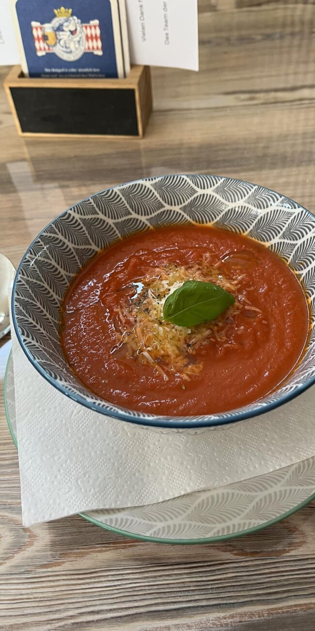 Frische Tomatensuppe mit Basilikum und Olivenöl