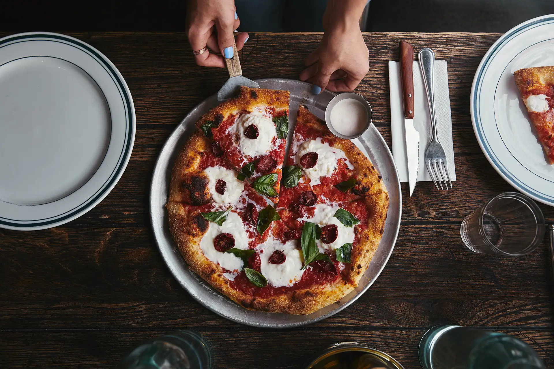Frische Pizza mit Schinken, Mozzarella und Oregano