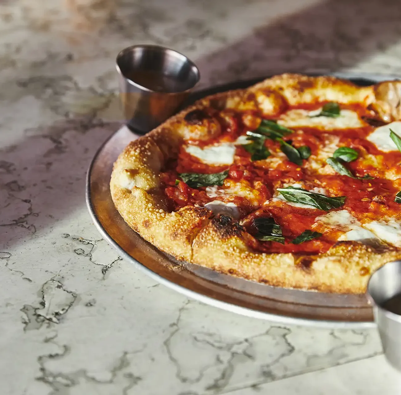 Italienische Pizza mit Tomatensauce, Basilikum und Olivenöl