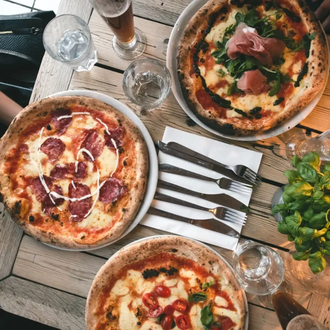Verschiedene Pizzen