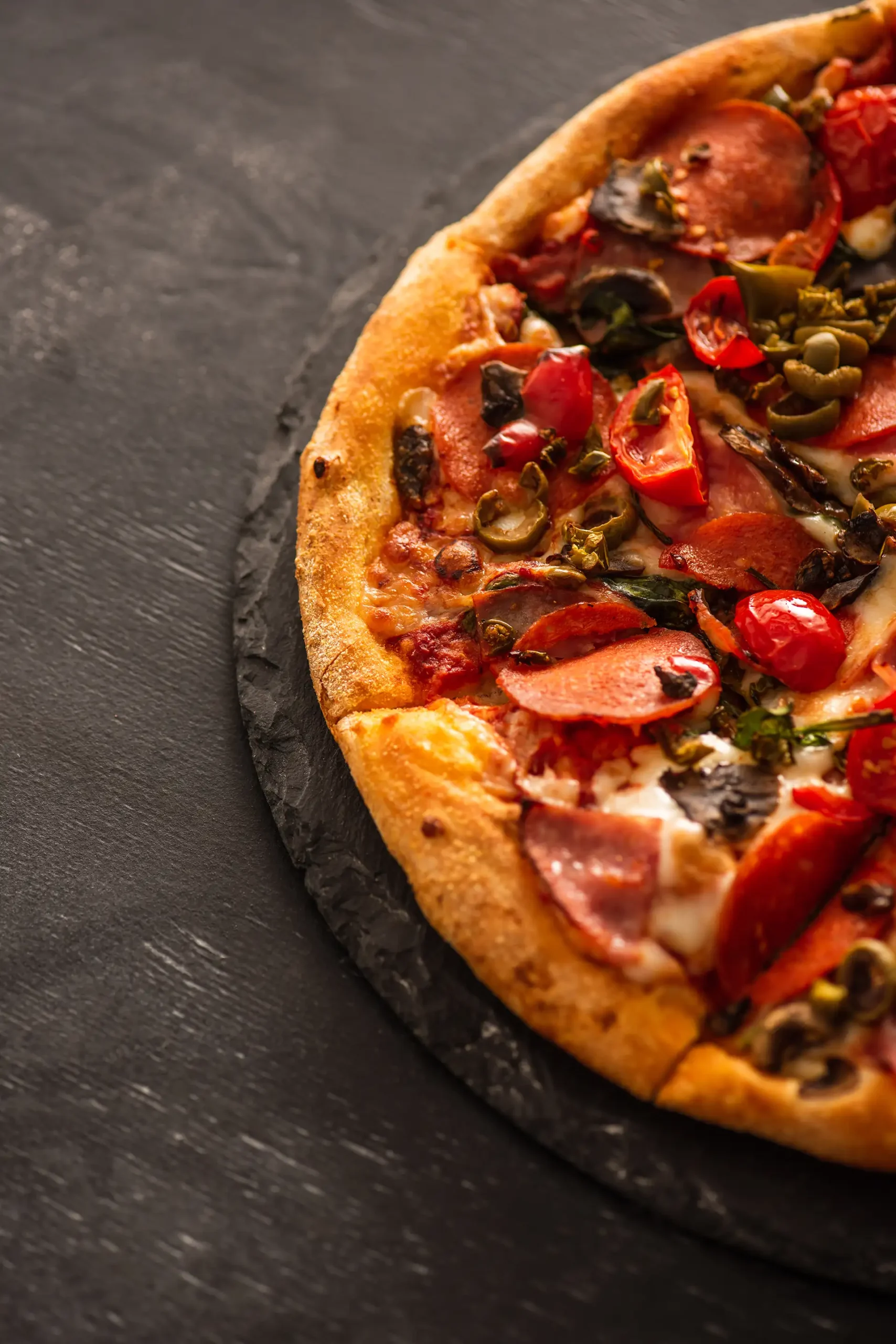 Frisch gebackene Pizza mit knusprigem Rand von oben